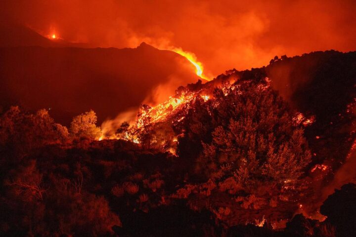 Eruzione dell'Etna paralizza il traffico aereo, aeroporto di Catania chiuso per giorni