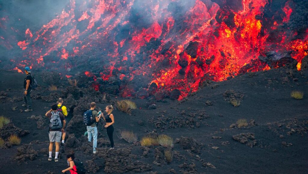 Eruzione dell’Etna: vulcanologo rassicura, solo disagi per i turisti a Ferragosto