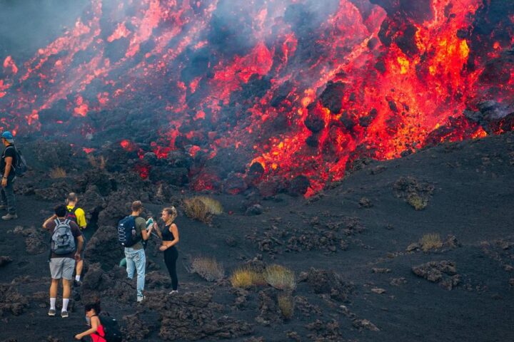 Eruzione dell’Etna: vulcanologo rassicura, solo disagi per i turisti a Ferragosto
