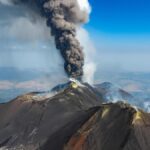 Etna in eruzione: voli in arrivo sospesi all'aeroporto di Catania fino alle 17