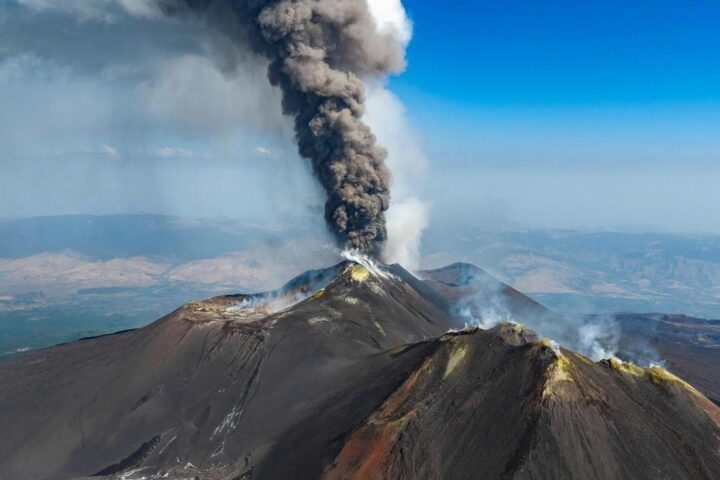 Etna in eruzione: voli in arrivo sospesi all'aeroporto di Catania fino alle 17