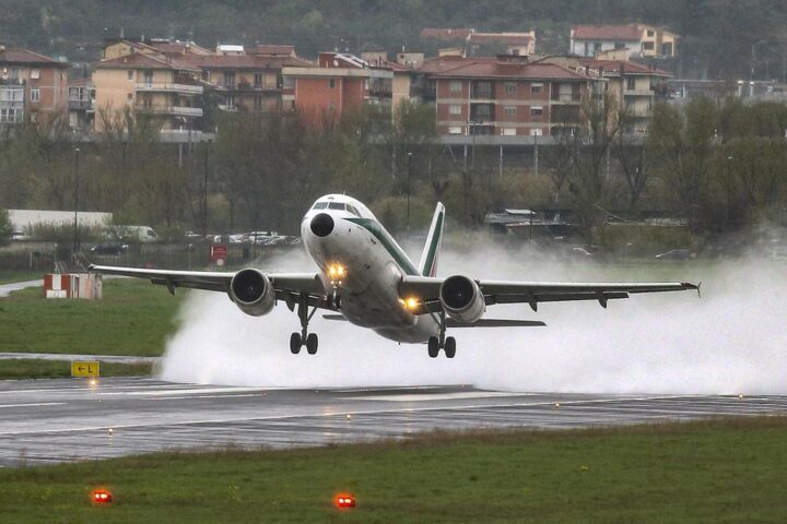 Eventi meteo estremi: preparazione cruciale per i piloti d’aereo in un contesto di cambiamento climatico