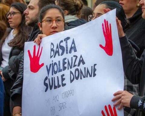 Femminicidio a Isla Cristina: uomo confessa di aver ucciso la compagna tedesca durante un viaggio