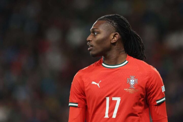 Fenerbahce prepara un secondo offerta per Rafael Leao mentre il Milan cerca acquirenti