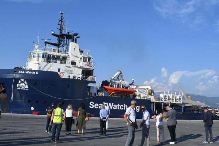 Fermo amministrativo di 45 giorni e multa di 7.500 euro per la Sea-Watch 5 dopo operazioni di soccorso