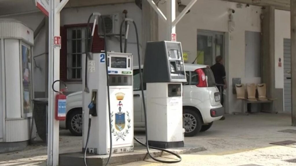 File al distributore comunale di Valle Castellana per benzina a prezzo ridotto