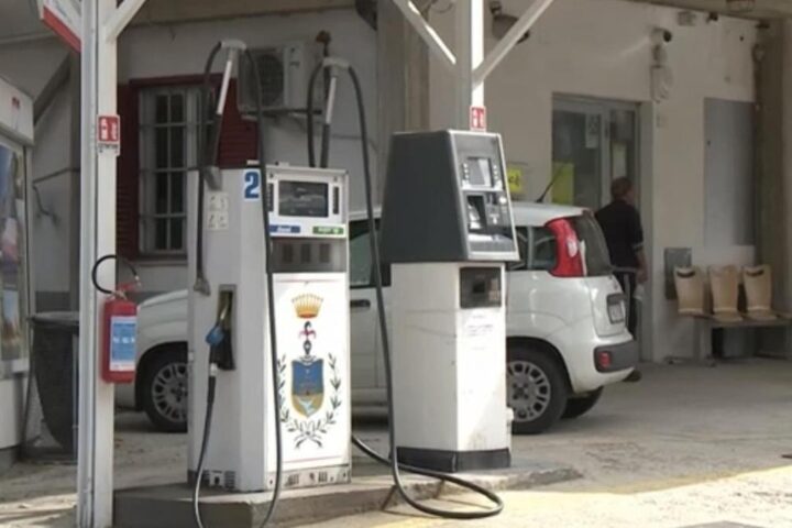 File al distributore comunale di Valle Castellana per benzina a prezzo ridotto