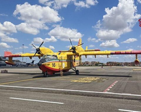 Flotta aerea dei vigili del fuoco: 18 Canadair CL415 e elicotteri per la lotta contro gli incendi
