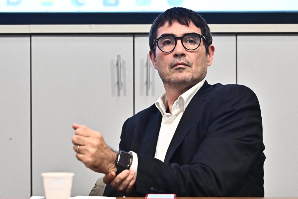 Fratoianni critica il duello Schlein-Conte: «Fermiamoci con le ambizioni personali»