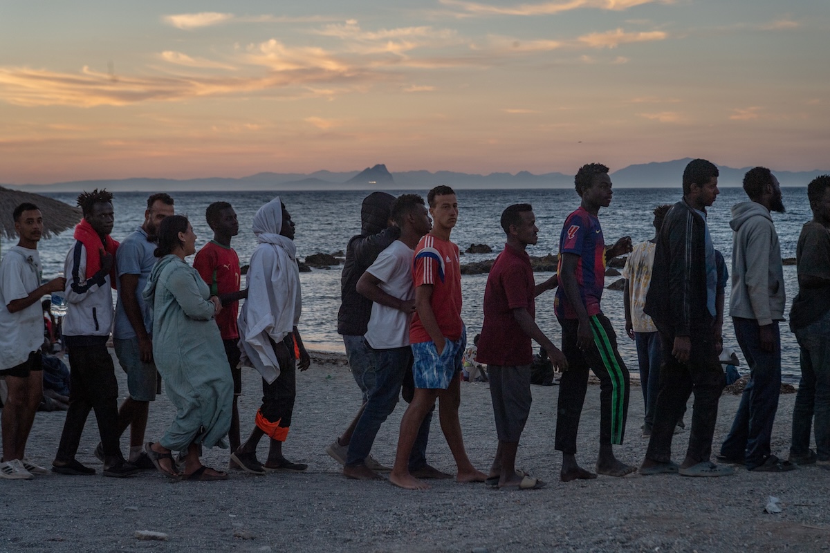 Genitori marocchini cercano i figli scomparsi dopo il tentativo di attraversare a Ceuta