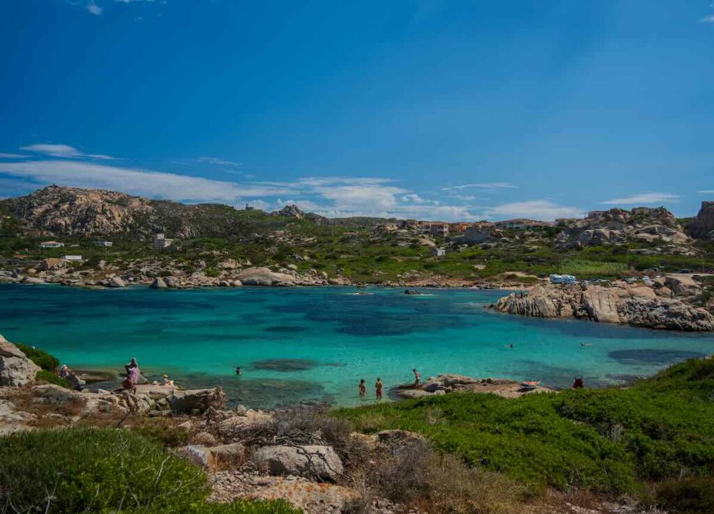 Giorgia Meloni in visita a La Maddalena: vacanza in famiglia e selfie con i passanti