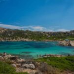 Giorgia Meloni in visita a La Maddalena: vacanza in famiglia e selfie con i passanti