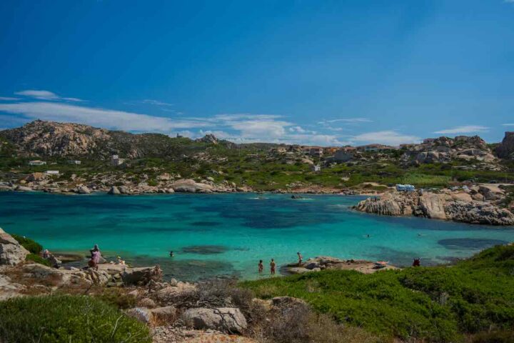 Giorgia Meloni in visita a La Maddalena: vacanza in famiglia e selfie con i passanti