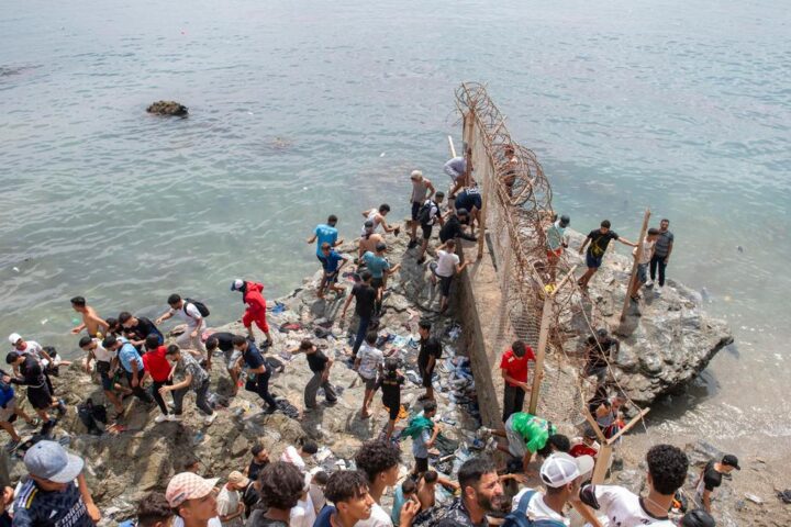 Giovane migrante subsahariano muore mentre tenta di raggiungere Ceuta in parapendio dal Marocco