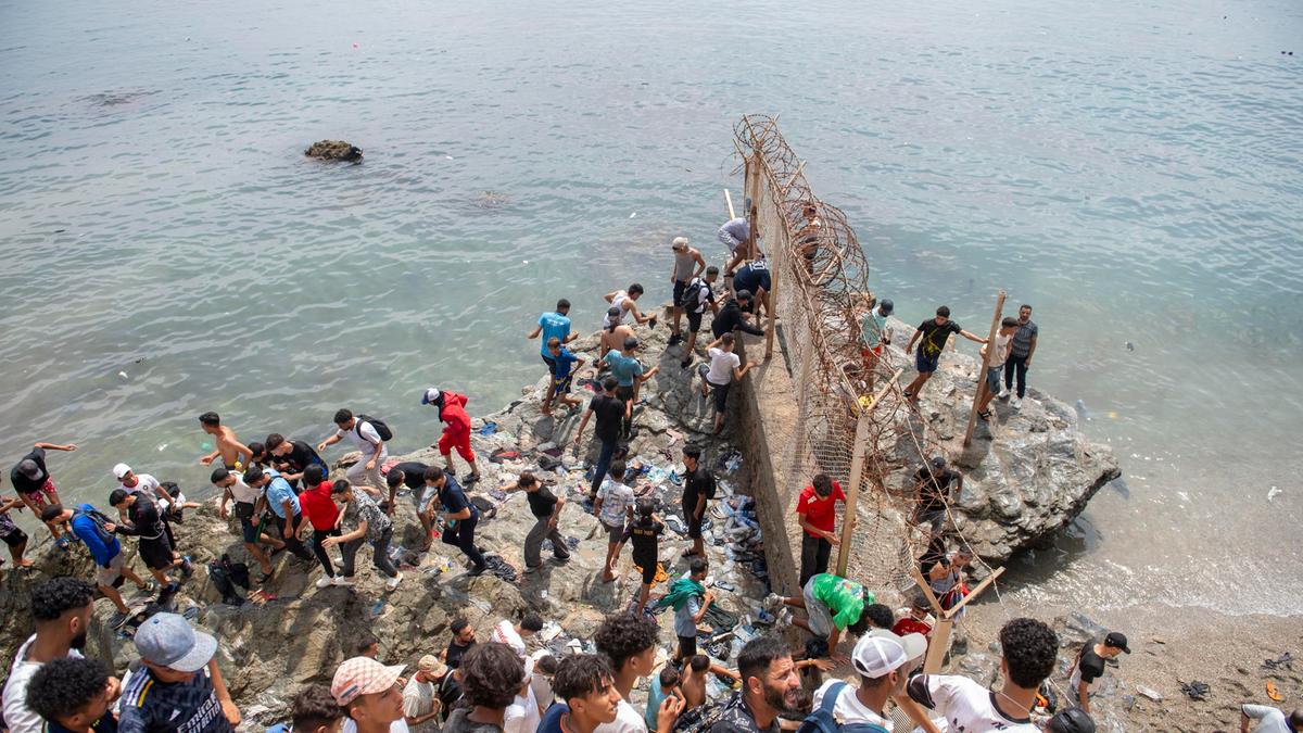 Giovane migrante subsahariano muore mentre tenta di raggiungere Ceuta in parapendio dal Marocco