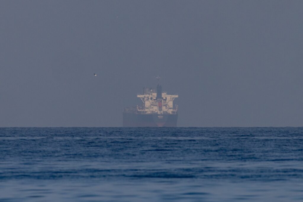 Gli Emirati Arabi Uniti sospendono scambi commerciali con l'Iran dopo attacco con missili
