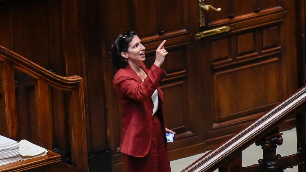 Il campo largo in crisi: Schlein sotto pressione tra le richieste di Conte