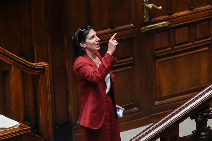 Il campo largo in crisi: Schlein sotto pressione tra le richieste di Conte