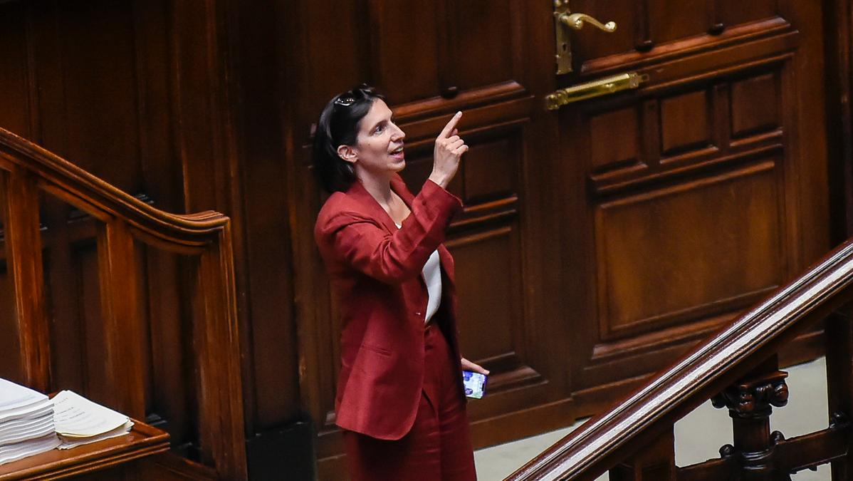 Il campo largo in crisi: Schlein sotto pressione tra le richieste di Conte