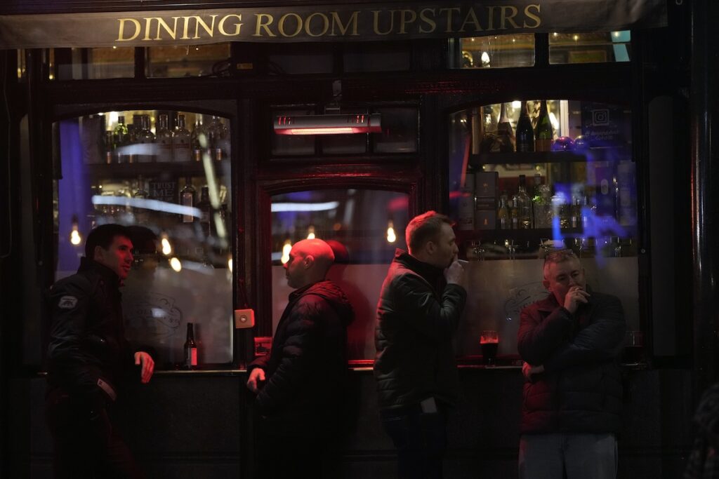 Il consiglio di Westminster propone nuove regole sui pub di Londra, suscitando forti critiche
