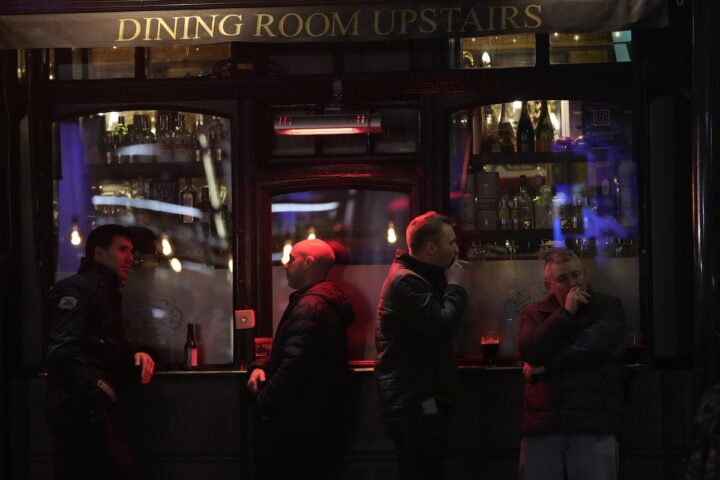 Il consiglio di Westminster propone nuove regole sui pub di Londra, suscitando forti critiche