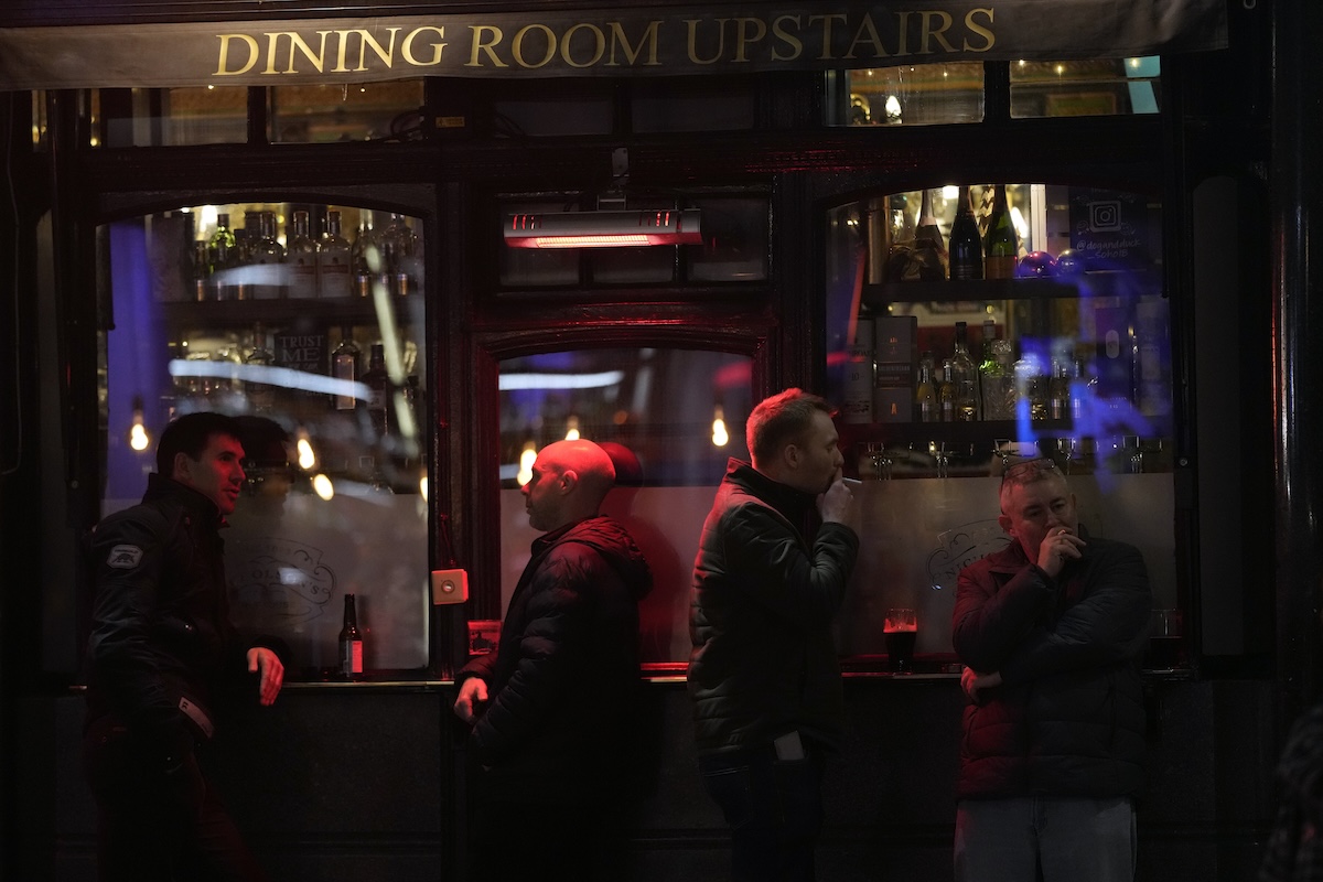 Il consiglio di Westminster propone nuove regole sui pub di Londra, suscitando forti critiche