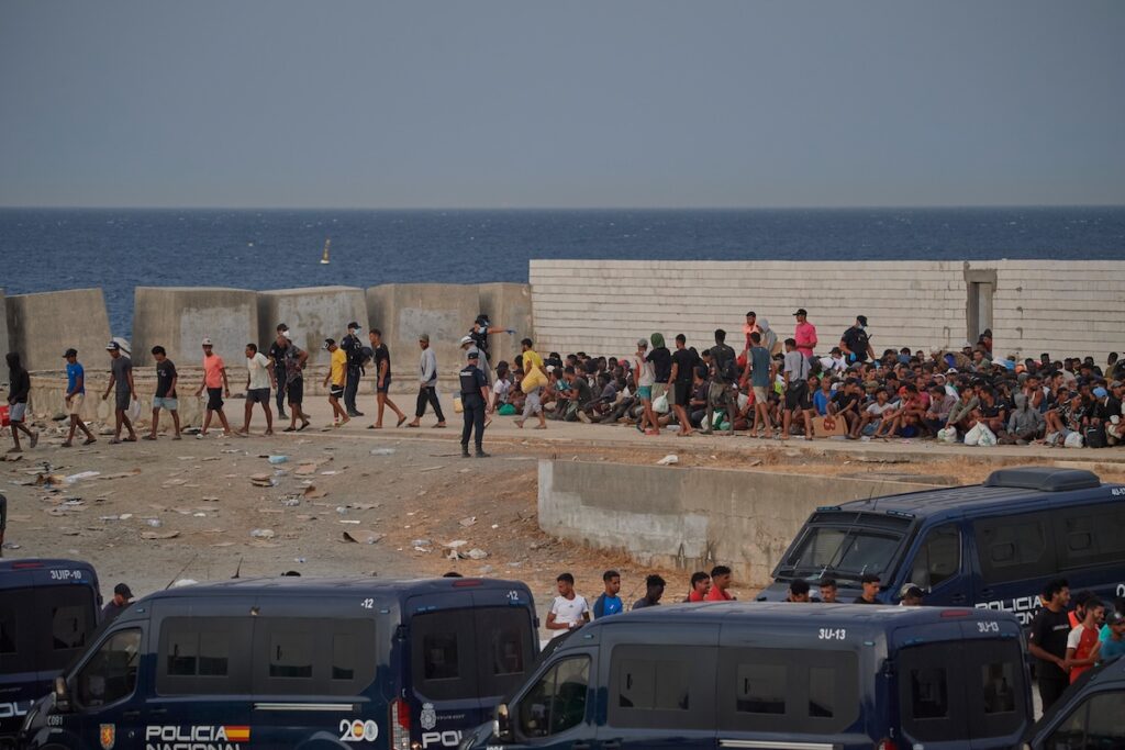 Il governo spagnolo propone di trasferire 500 minori non accompagnati da Ceuta, scoppia il confronto con l'opposizione