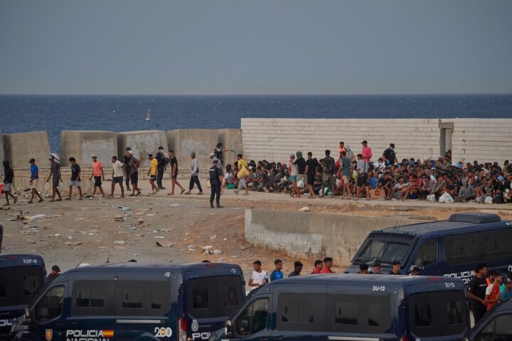Il governo spagnolo propone di trasferire 500 minori non accompagnati da Ceuta, scoppia il confronto con l'opposizione