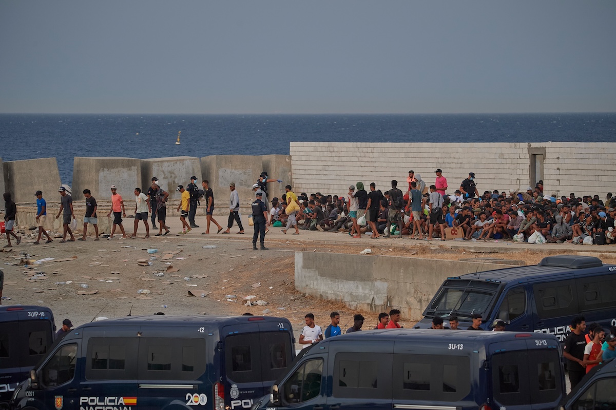 Il governo spagnolo propone di trasferire 500 minori non accompagnati da Ceuta, scoppia il confronto con l'opposizione