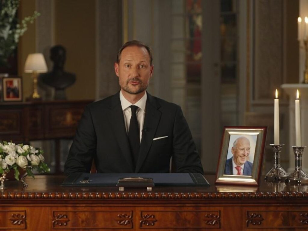 Il re Haakon VIII ricorda il padre Harald V e conforta la regina Sonja nel doloroso anniversario di matrimonio