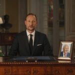 Il re Haakon VIII ricorda il padre Harald V e conforta la regina Sonja nel doloroso anniversario di matrimonio