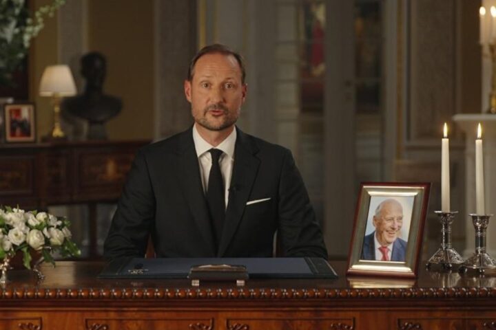 Il re Haakon VIII ricorda il padre Harald V e conforta la regina Sonja nel doloroso anniversario di matrimonio