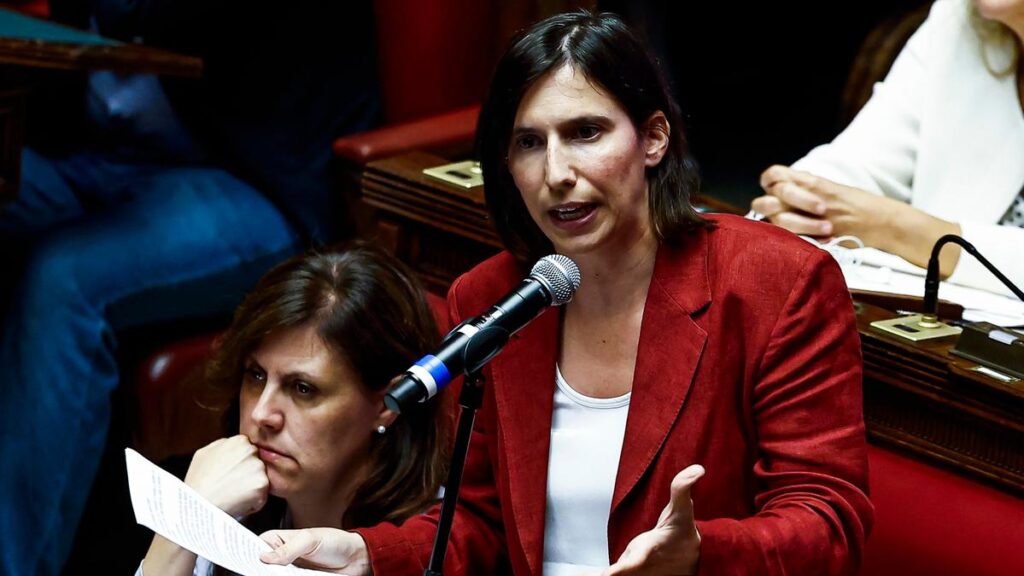 Il riarmo divide nuovamente il Pd: Conte e Schlein in competizione per la leadership