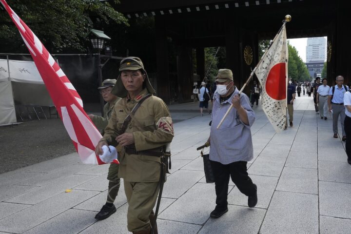 Il santuario di Yasukuni a Tokyo vieta l'ingresso con repliche di uniformi militari