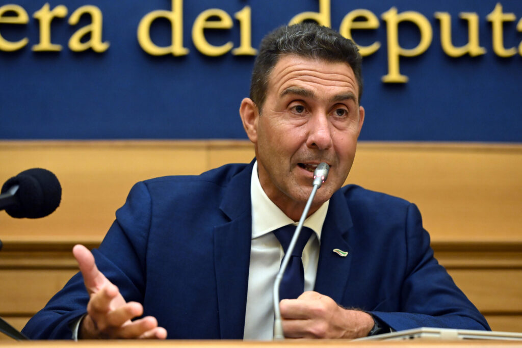 Il sindacato dei militari denuncia Futuro Nazionale per presunti legami con il fascismo, l'inchiesta alla Procura di Roma