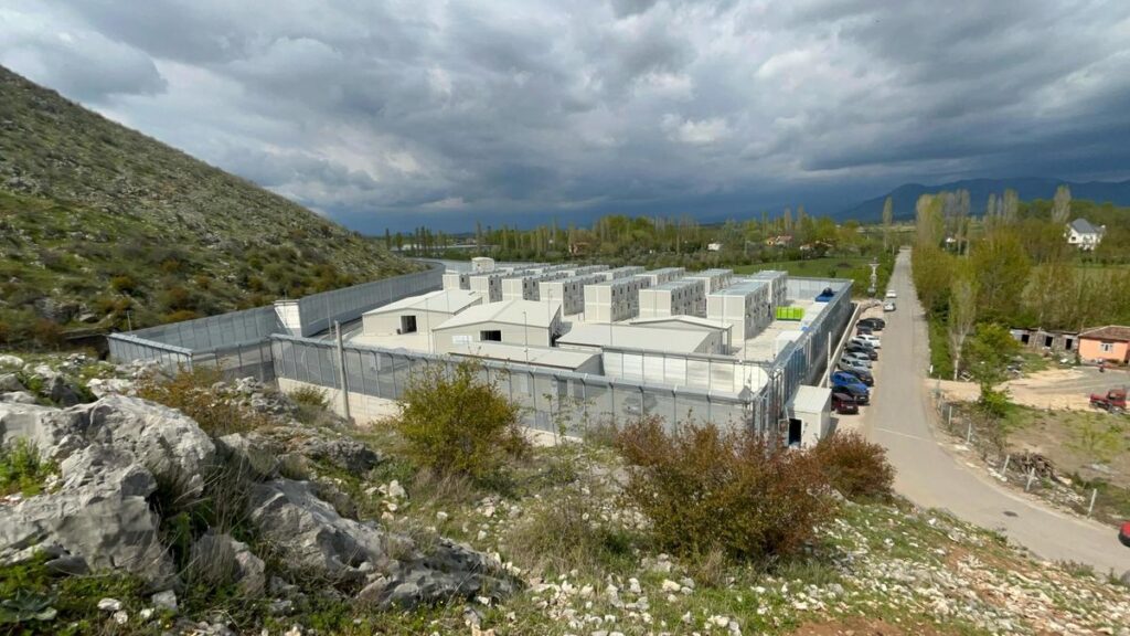 Immigrazione, gli hub extra Ue diventano una possibilità concreta per il rimpatrio dei migranti