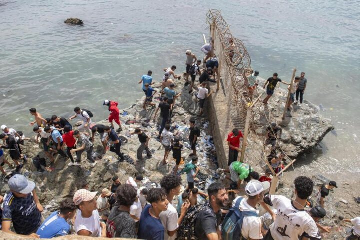 Immigrazione in Italia: destra e sinistra si fronteggiano su governabilità e integrazione
