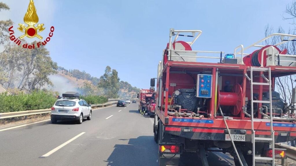 Incendio a Taormina, chiusa l'A18 Messina-Catania mentre le fiamme minacciano abitazioni