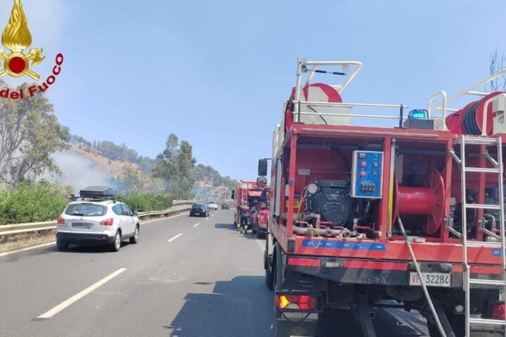 Incendio a Taormina, chiusa l'A18 Messina-Catania mentre le fiamme minacciano abitazioni