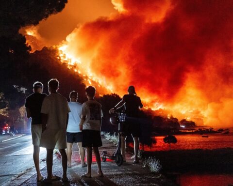 Incendio devastante in Croazia: un morto, oltre mille evacuati vicino a Spalato