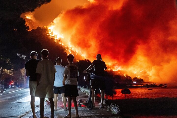 Incendio devastante in Croazia: un morto, oltre mille evacuati vicino a Spalato
