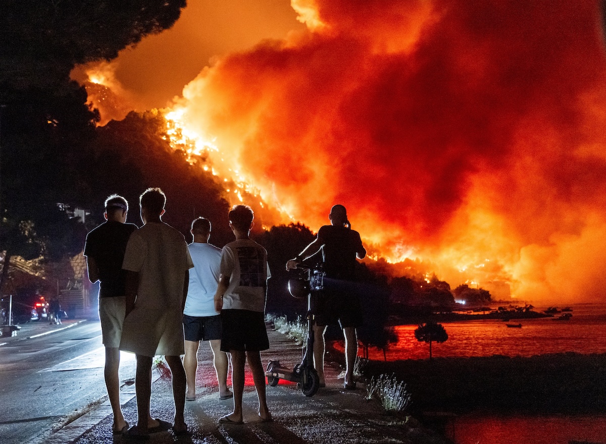 Incendio devastante in Croazia: un morto, oltre mille evacuati vicino a Spalato