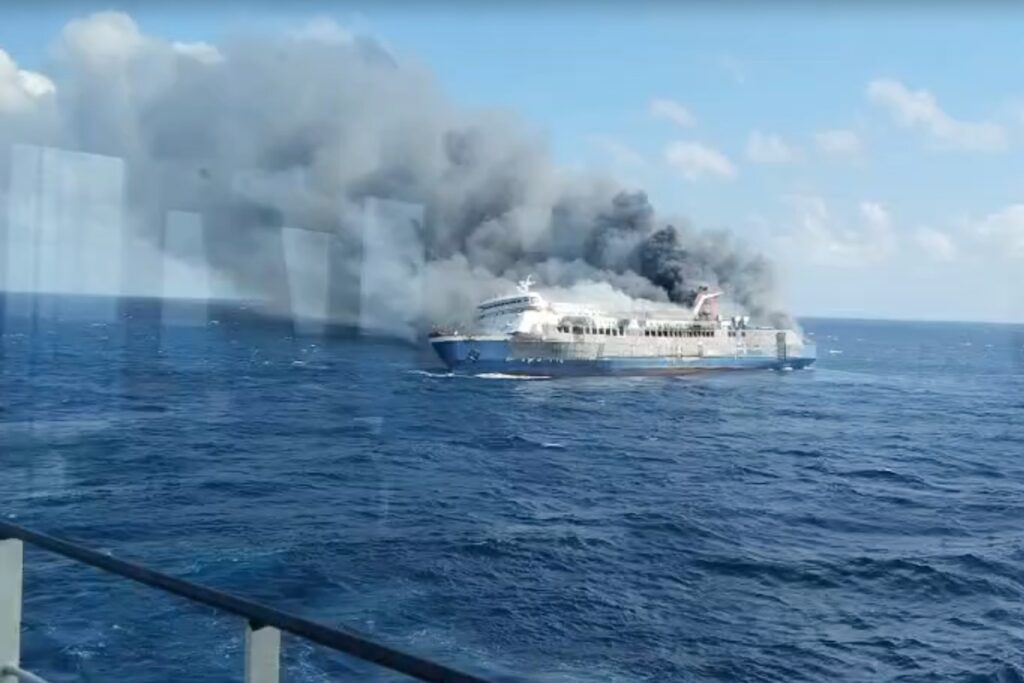 Incendio su traghetto in Indonesia: almeno cinque morti e 41 dispersi dopo il rogo vicino a Madura
