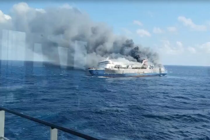 Incendio su traghetto in Indonesia: almeno cinque morti e 41 dispersi dopo il rogo vicino a Madura