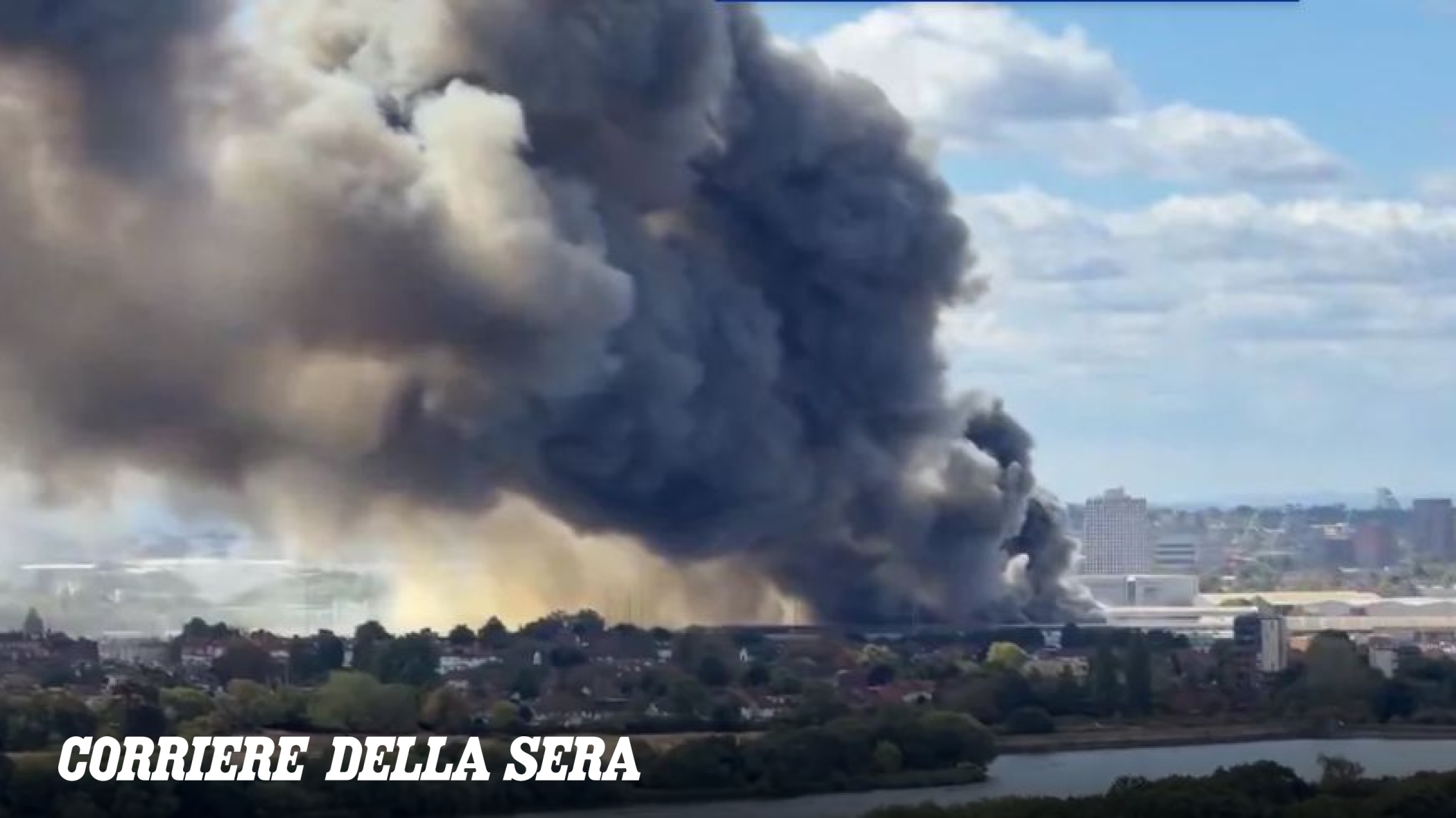 Incendio vicino allo stadio di Wembley a Londra: fumi neri visibili in tutta la città