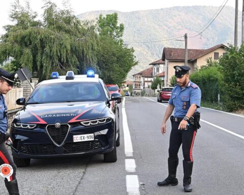Investitore di ciclisti si scusa dopo incidente a Lanzo Torinese, emergono dati allarmanti su aggressioni stradali