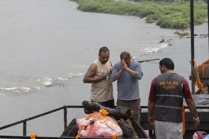 Italiani salvi, coppia con doppia cittadinanza dispersa in Nepal dopo l'inondazione