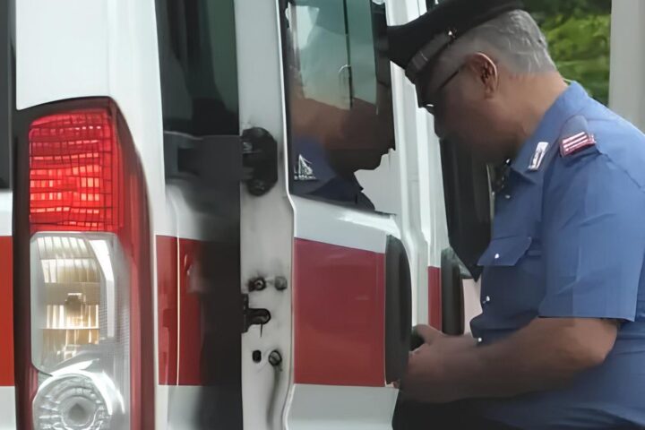 Ivrea, donna aggredisce la vicina morsi al dito durante lite, arrestata