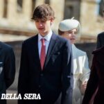 James, nipote di Carlo III, lavora nei campi di Sandringham durante l'estate