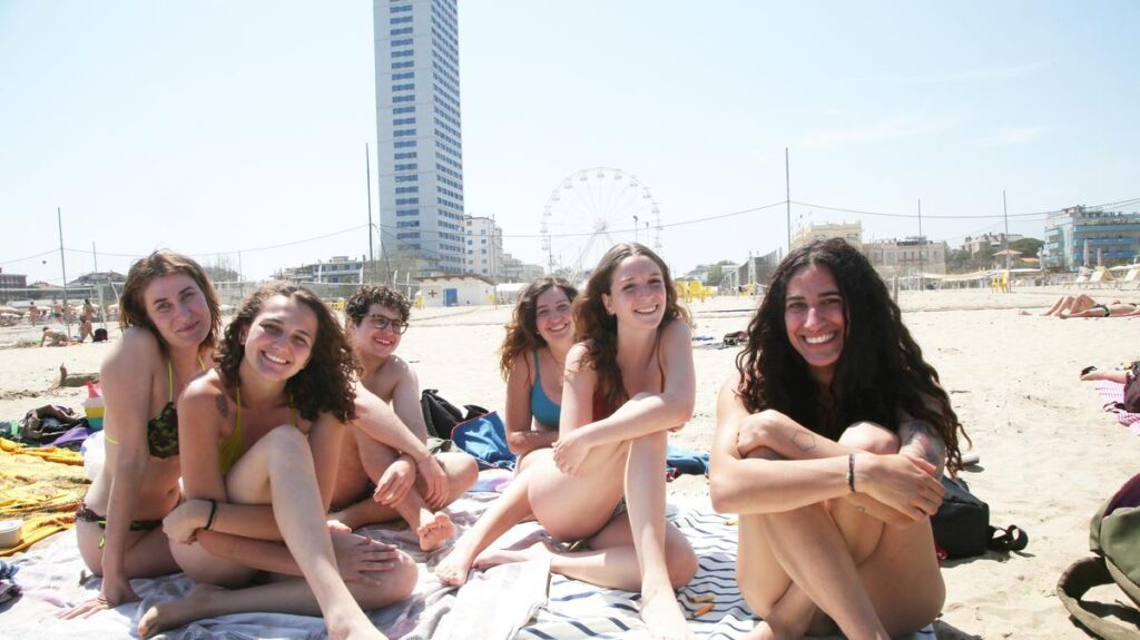 La Gen-Z abbandona il topless: cresce la paura per video indesiderati e molestie in spiaggia